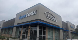 a building with a Aspen dental and clear choice signs on it